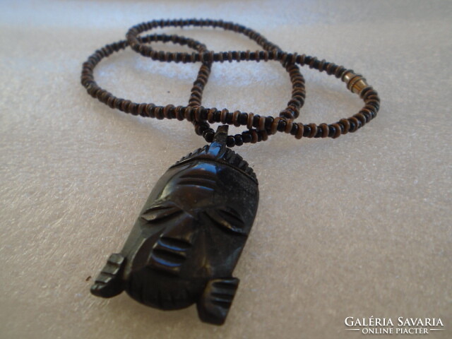 A blunt head carved from ebony, a brutally serious necklace, a very massive chain weighing 30 grams