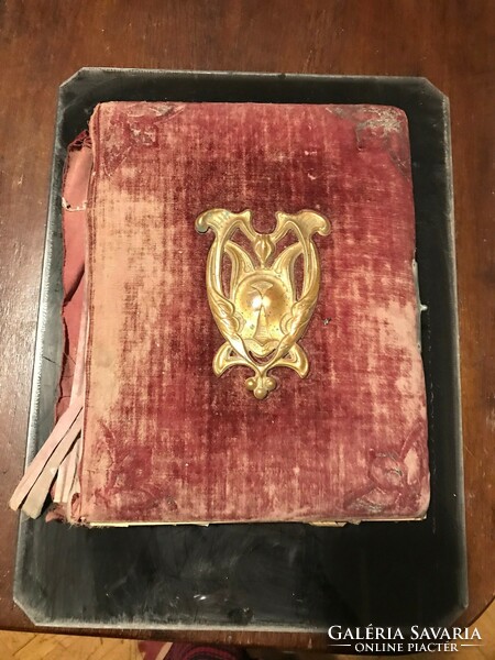 Old photo album. XX. Szd. First half, with velvet cover, in damaged condition. Probably with a copper buckle.
