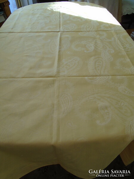 Luxury quality, new damask tablecloth. 177 X 133 cm.