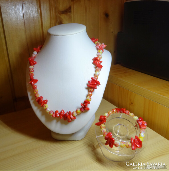 Necklace and bracelet. Made of quality acrylic and glass beads, the acrylic beads are marbled.