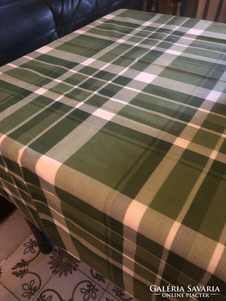Large checkered tablecloth, center tablecloth in hunter green color