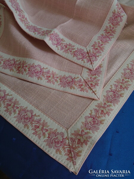 Pink tablecloth 2 pcs. With a napkin.