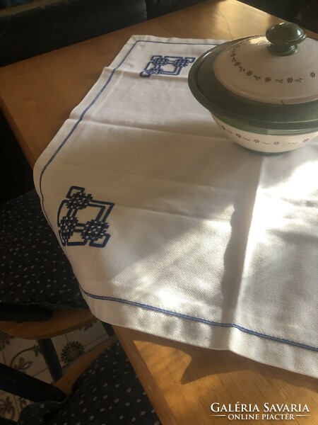 Kézimunka! Himzett abrosz, asztalterítő, asztalközép kék színű mintákkal