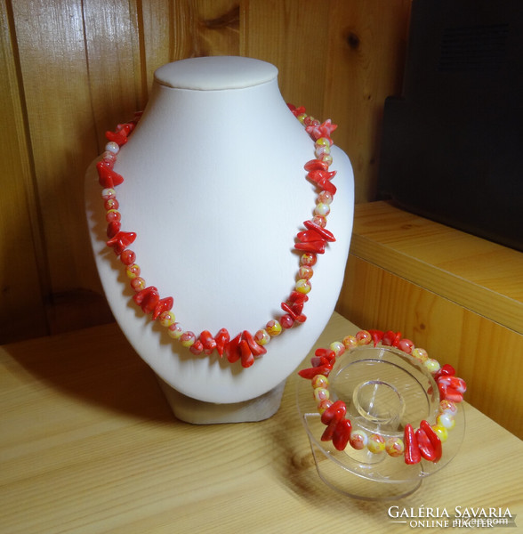 Necklace and bracelet. Made of quality acrylic and glass beads, the acrylic beads are marbled.