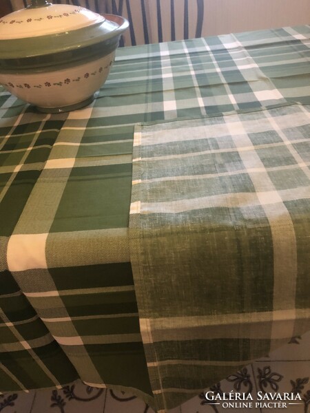 Large checkered tablecloth, center tablecloth in hunter green color