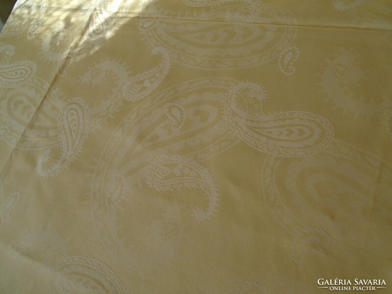 Luxury quality, new damask tablecloth. 177 X 133 cm.