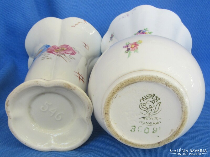 2 retro flower pattern porcelain vases, one slightly defective 13.5 cm, 13 cm high