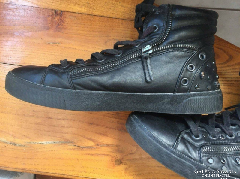 42-és magas szárú fekete cipő