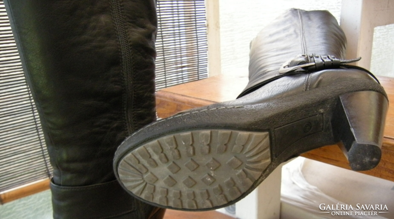 Lined winter women's boots in size 39