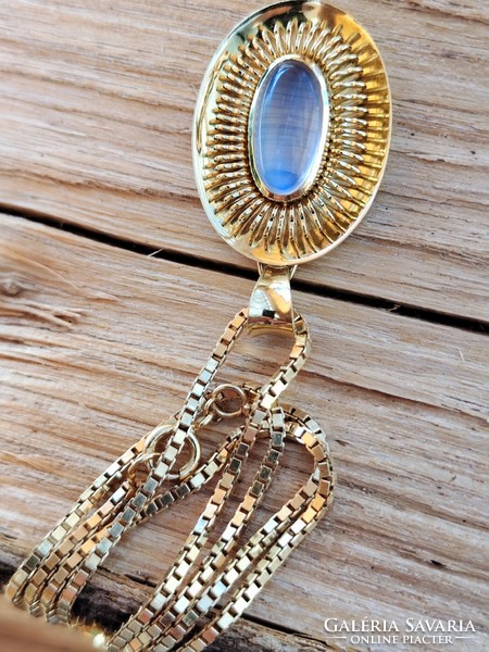 18K gold chain with unique moonstone pendant