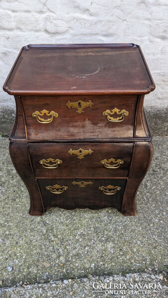 Neoclassical chest of drawers