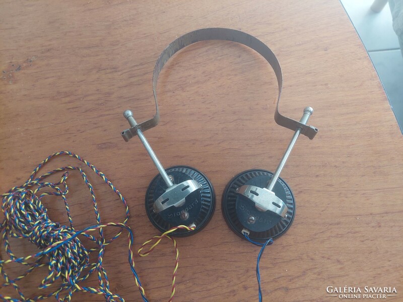 Retro standard headphones with detector