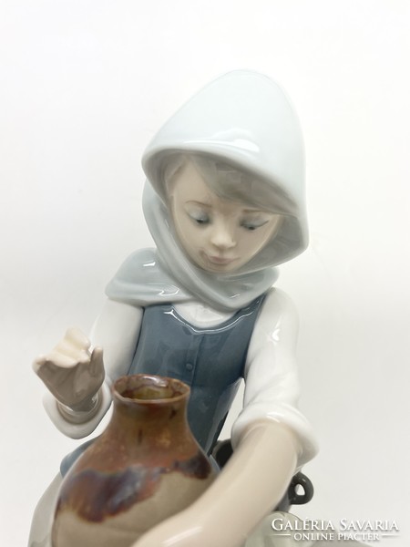 Lladro spanyol porcelán figura lány kendővel korsókkal 22cm