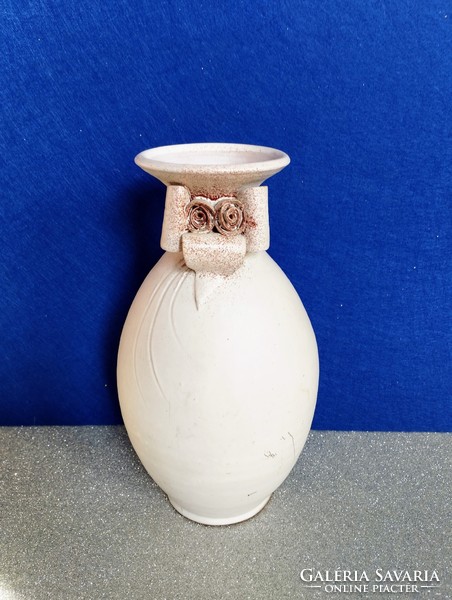 White bay ceramic vase with flower appliqué
