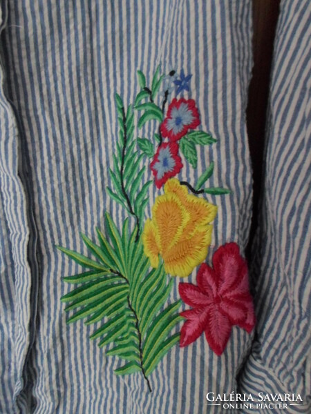 Női hosszú ujjú ing 2.: kék csíkos, hímzett színes virágos (F&F)