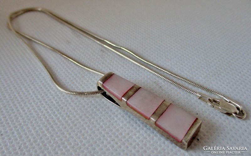 A wonderful silver necklace with a pink mother-of-pearl pendant