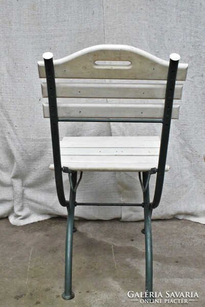 Vas szék , hajlított cső , lécezett ülőfelület összecsukható , normál méret 1 db.