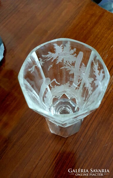 Biedermeier lapra csiszolt talpas vadász mintás pohár