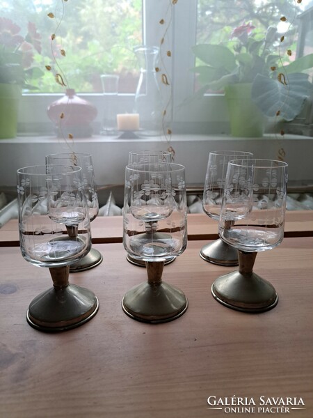 Set of polished glass glasses with alpaca base