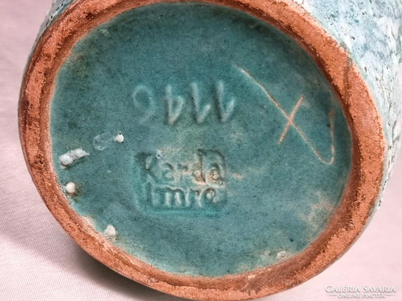 Karda Imre 1146 számozott  türkiz váza csorgatott dekorral.