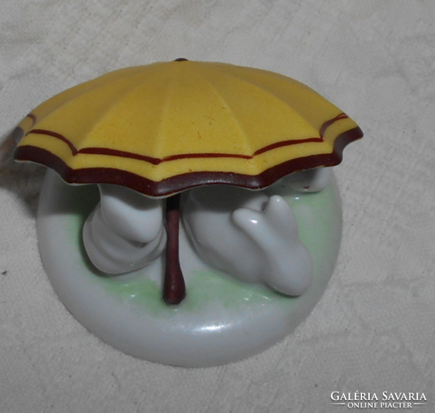 Hollóházi kis méretű kézzel festett   porcelán   nyuszik esernyővel figura