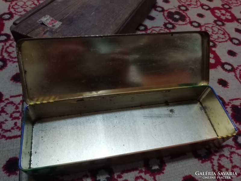 Sofi's Christmas cigarette box in the condition shown in the pictures
