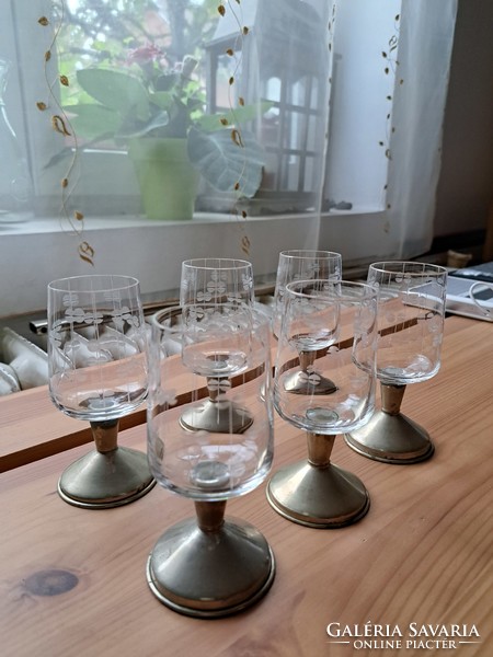 Set of polished glass glasses with alpaca base