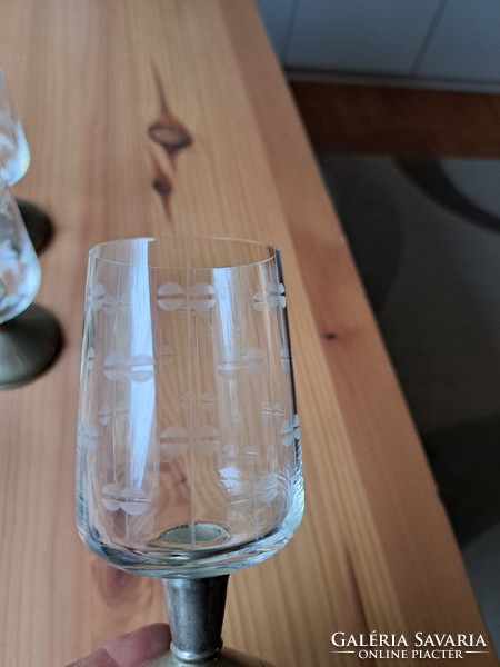 Set of polished glass glasses with alpaca base