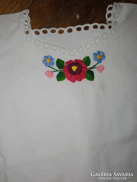 Beautiful vintage embroidered blouse