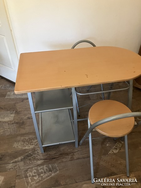 Kitchen table + 2 (small) chairs - needs some care...