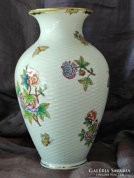 Medium-sized Herend porcelain vase with Victoria pattern in perfect condition