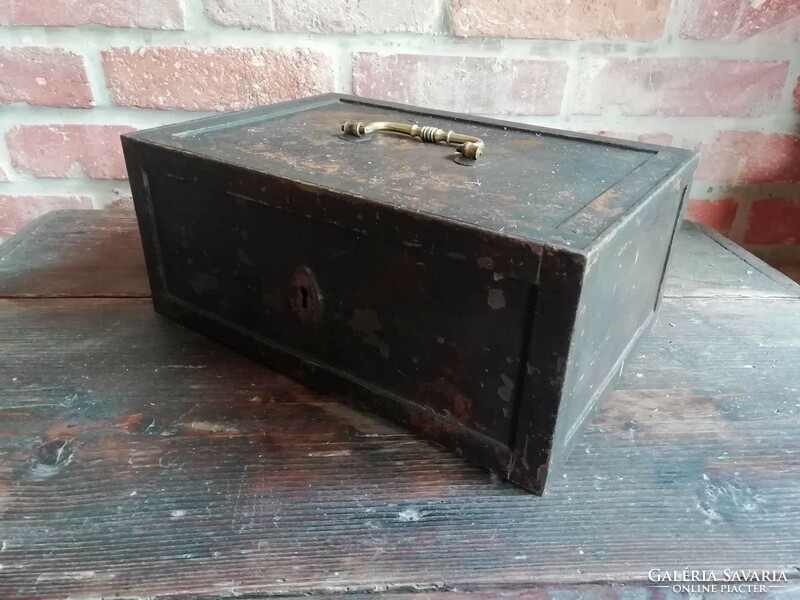 Money cassette, small armor with nice patina, cash chest, valuables, cash register from the end of the 19th century