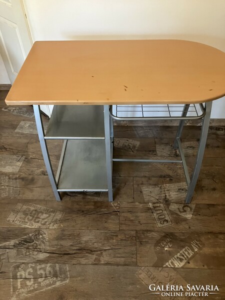 Kitchen table + 2 (small) chairs - needs some care...