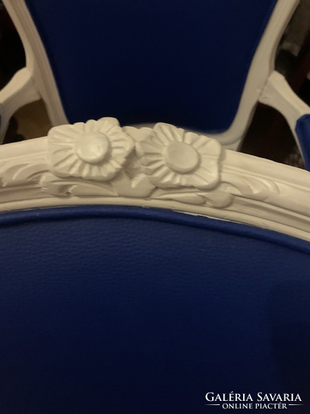 Királykék fehér karos székek párban