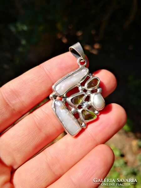 Silver pendant with shells and peridot stones