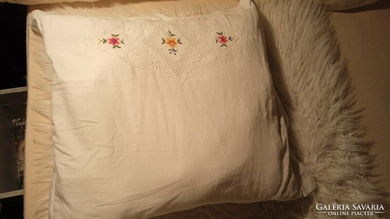 Cushion cover embroidered with a flower pattern 40 cm x 38 cm + frill
