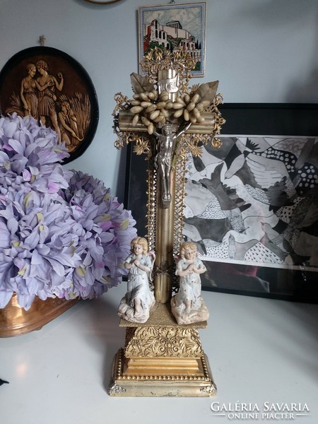 Beautiful, detailed 45 cm crucifix with wax flowers, decorated with charming angels, rare cross