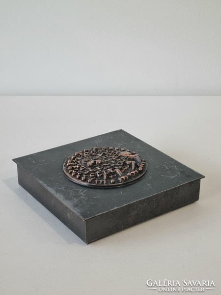 Kopcsányi Ottó jelzett iparmvészeti bronz/réz doboz , relief díszítéssel