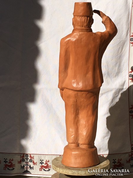 Svejk, nagy méretű terrakotta szobor