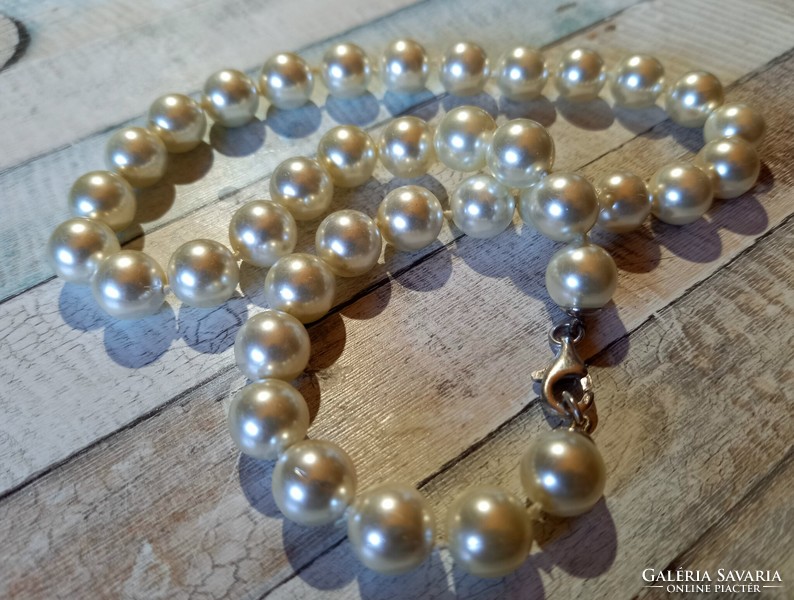 Pearl necklace with silver clasp