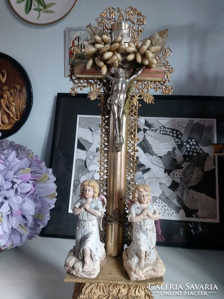 Beautiful, detailed 45 cm crucifix with wax flowers, decorated with charming angels, rare cross