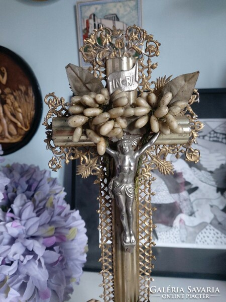 Csodaszép, bájos angyalkákkal díszített, részletgazdag viaszvirágos 45 cm-es feszület, kereszt ritka