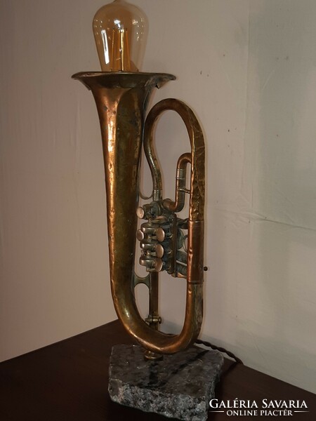 Egy régi trombita - lámpa