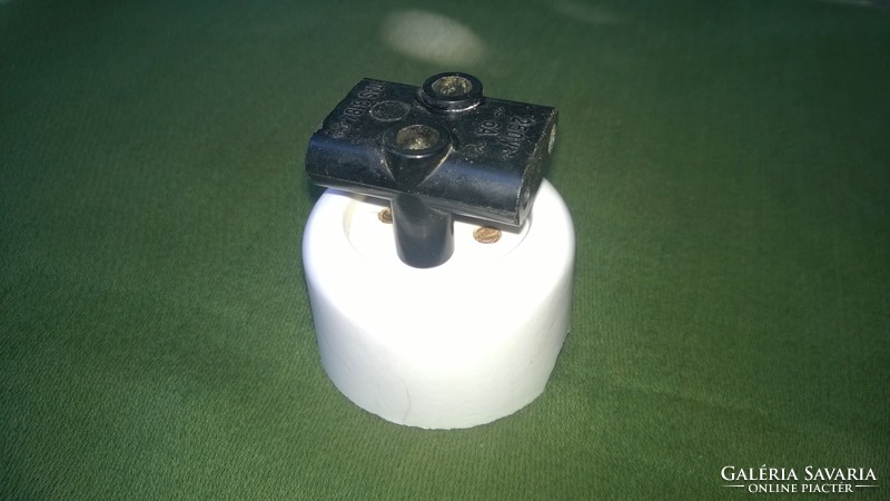 Old vinyl socket and 3-prong distributor -250 v-6 a- together