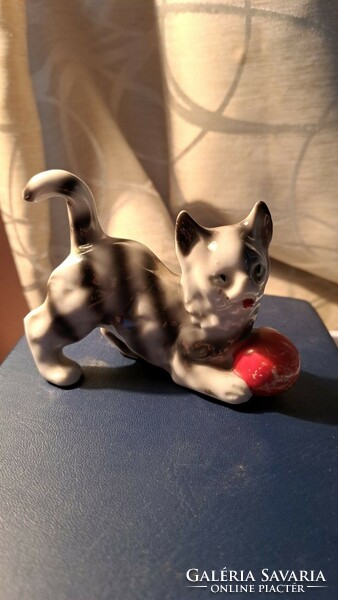 Porcelán cica labdával.