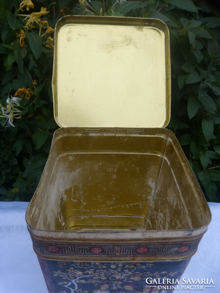 Old metal tea box / 25 cm.