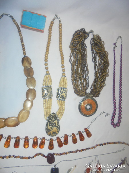Retro jewelry package - necklaces, bracelets, clips, ...