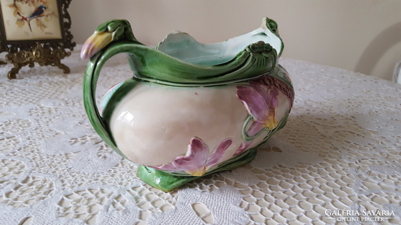 Beautiful Art Nouveau majolica jardiniere, centerpiece