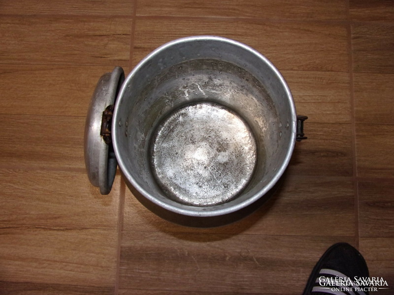 A 10-liter milk jug made of alufix