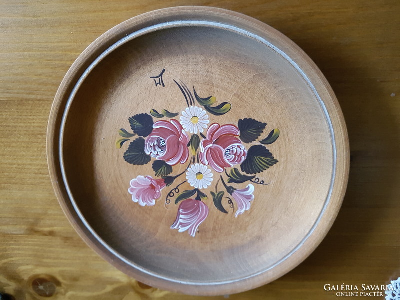 Wall painted wooden plate